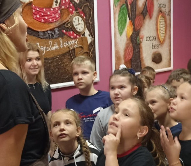 5 сентября 2022 года учащиеся 3 «А» класса с родителями и классным руководителем Сучилиной Ю. Е. посетили музей «Шоколадушка» в г. Саратове.