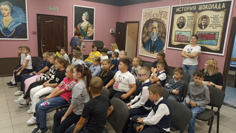 5 сентября 2022 года учащиеся 3 «А» класса с родителями и классным руководителем Сучилиной Ю. Е. посетили музей «Шоколадушка» в г. Саратове.